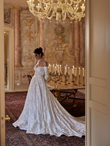Brautkleid Adel: Elegantes Off-Shoulder-Hochzeitskleid mit Allover-Spitze und verführerischem Herzausschnitt. Die langen, abnehmbaren Ärmel verleihen dem Kleid eine edle Note