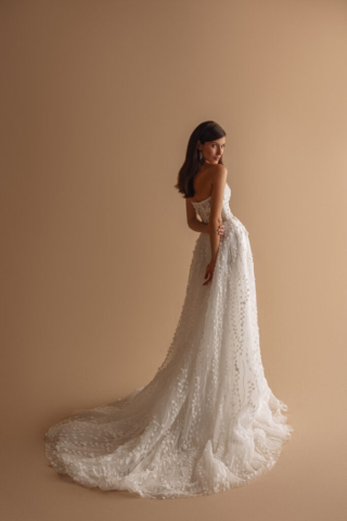 Brautkleid Kinsley von hinten: A-Linie aus Tüll mit filigranen Blätter- und 3D-Blumenapplikationen. Der schmale V-Ausschnitt und die zarten Applikationen verleihen dem Kleid einen femininen, romantischen Look.