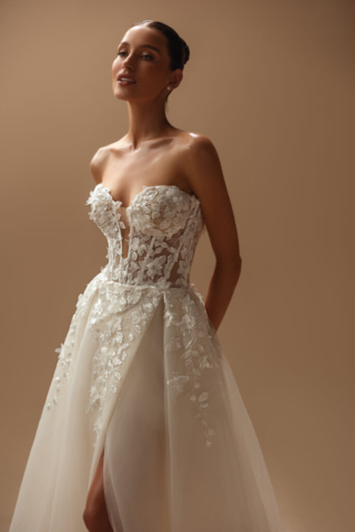 Detail des Brautkleids Maeve: Zarte Blumenapplikationen zieren die Korsage des Kleides. Das Oberteil aus Tüll verleiht dem Kleid eine romantische und elegante Ausstrahlung