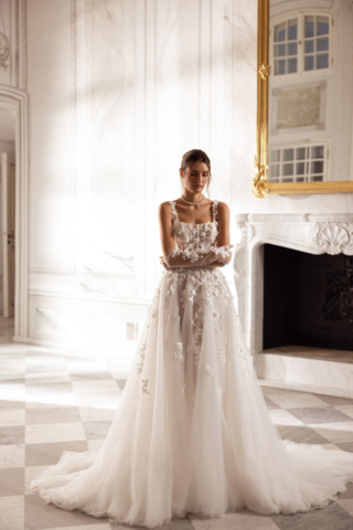 Brautkleid Seraphina von vorne: Elegante A-Linie mit geradem Ausschnitt und schmalen Trägern. Die Korsage ist mit detailreichen 3D-Applikationen verziert, die sanft in den Rock übergehen und für einen romantischen Look sorgen.