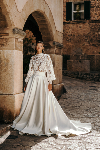 Detail des Brautkleids Rhea: Satinrock in Ivory mit tiefen Kellerfalten und breitem Bund, der in eine elegante Schleppe übergeht. Der Rock verleiht eine weiche, fließende Silhouette.