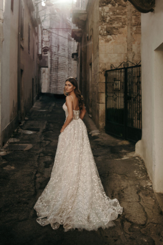 Brautkleid Irma von hinten: Fließender Tüllrock mit glitzernder Blumenstickerei, elegante Schleppe und feine Träger für einen romantischen Look