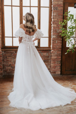 Brautkleid Dreamy Rückansicht: Fließende A-Linie aus Tüll mit hohem Beinschlitz für eine moderne Silhouette. Die zarte 3D-Blätterspitze und der geraffte Tüll der Korsage unterstreichen den eleganten Look