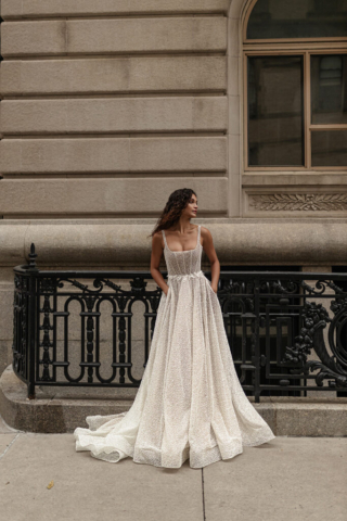 Nahaufnahme des Brautkleids Bria: Fließender Tüllrock mit Glitzer und verstärktem Saum für einen eleganten Fall. Seitliche Taschen und Schleppe verleihen dem Kleid eine romantische Note.