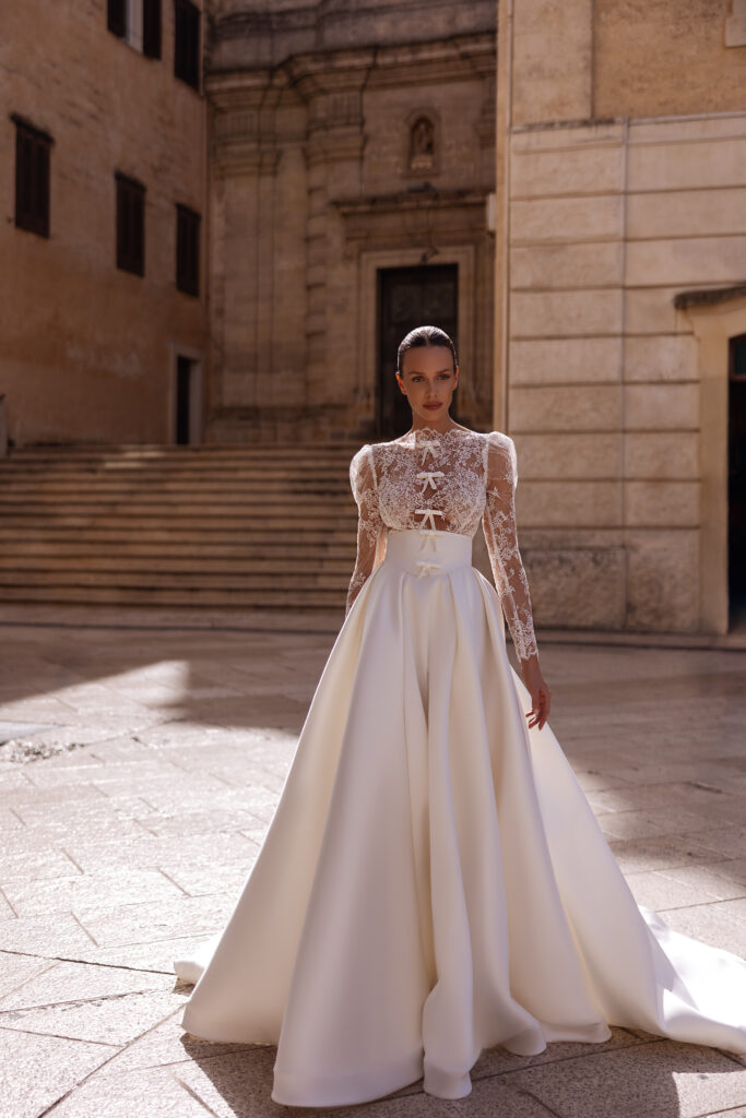 Brautkleid Imolacy. Das Kleid Annais ist ein Zweiter mit einem Satinrock und einem Spitzen Top. Der Rock hat einen breiten Bund.